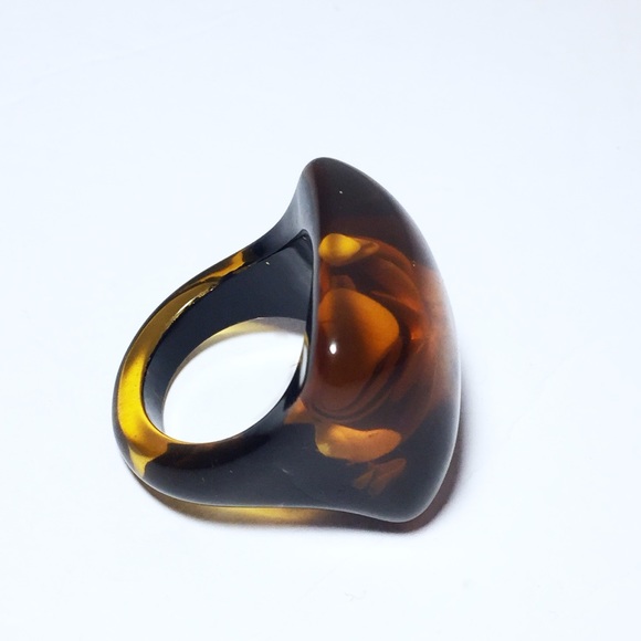 Reverse carved floral Bakelite ring - Picture 5 of 7